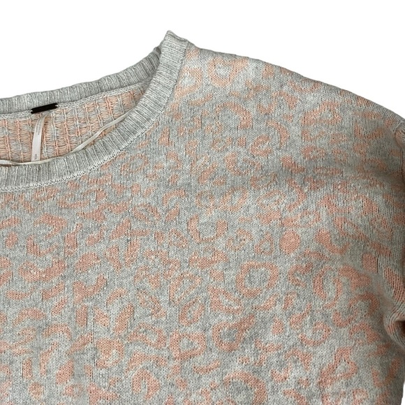 Free People Cool Cat Leopard Print Sweater Peach Cream Small - Picture 11 of 13